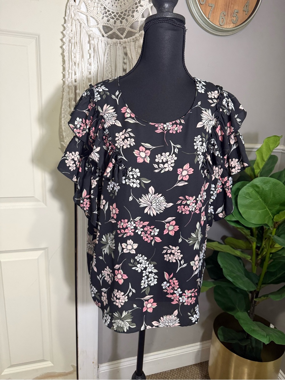 libby edelman Black Floral Ruffle Sleeve Top with Pink & White Flowers size med.